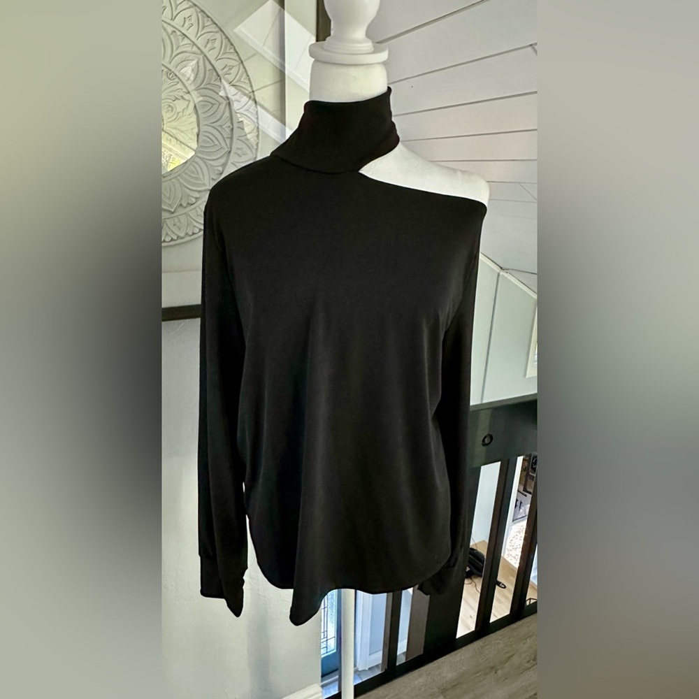 🖤 Ariella Mock Neck Cold Shoulder Top